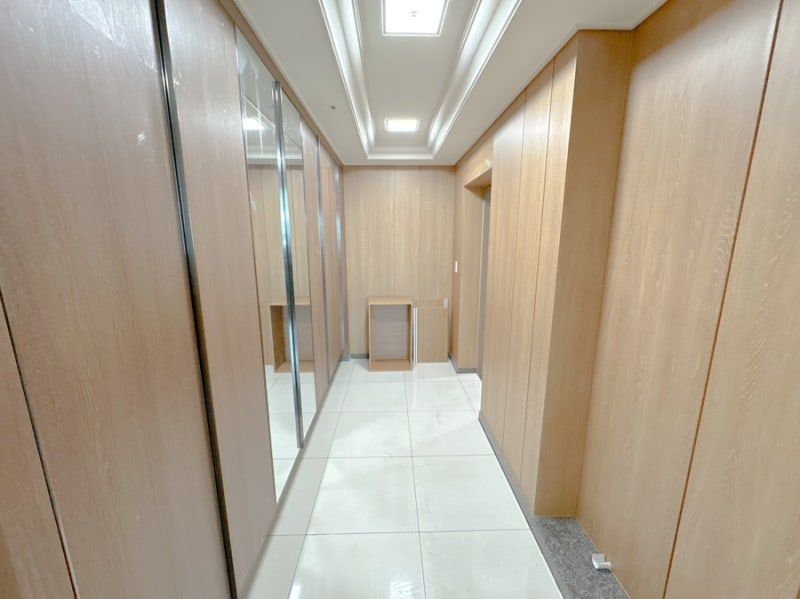 공사 전: 문짝으로 막힌 신발장